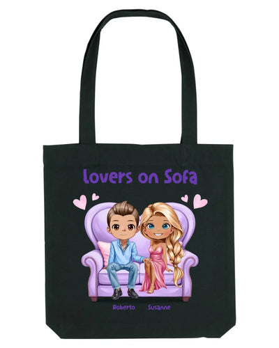 Schwarze canvas-tasche mit cartoonillustration zweier liebhaber auf lila sofa und den namen roberto und susanne