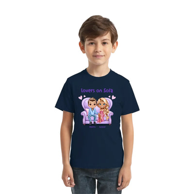 Navyblaues kurzarmshirt mit cartoon zweier figuren auf lila sofa und text lovers on sofa personalisierbar