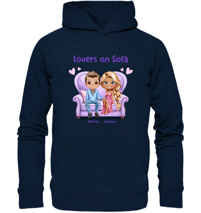Dunkelblauer kapuzenpullover mit buntem cartoonmotiv zwei figuren auf violettem sofa und text lovers on sofa