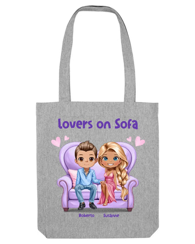 Graue canvas tragetasche mit cartoon illustration von zwei liebenden auf lila sofa und personalisierten namen darunter