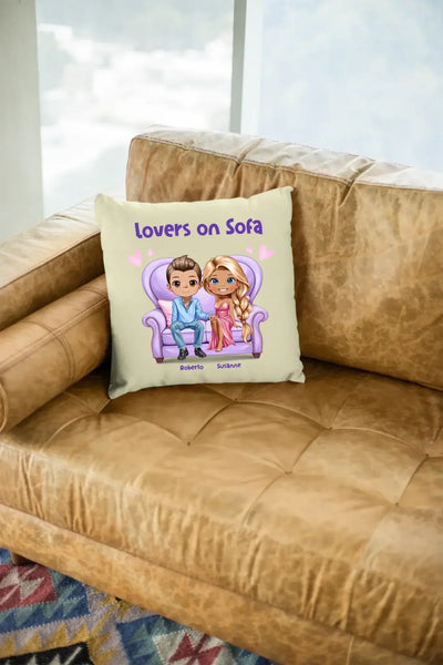 Creamfarbiges kissen mit cartoonillustration von einem paar auf lila sessel und personalisierten namen lovers on sofa