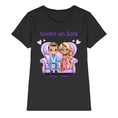Schwarzes kurzarmshirt mit cartoon roberto und susanne auf lila sofa und text lovers on sofa personalisierbar