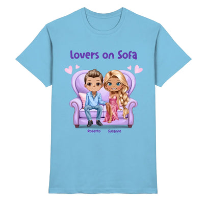Hellblaues baumwoll t shirt mit cartoon illustrationen von zwei liebenden auf lila sofa und wunschtext roberto und susanne