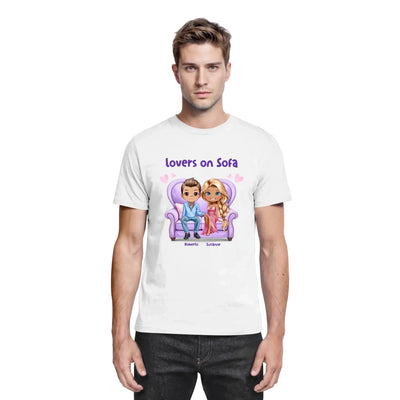 Weißer baumwoll-t-shirt mit cartoon-grafik von zwei liebenden auf lila sofa plus wunschtext und namen