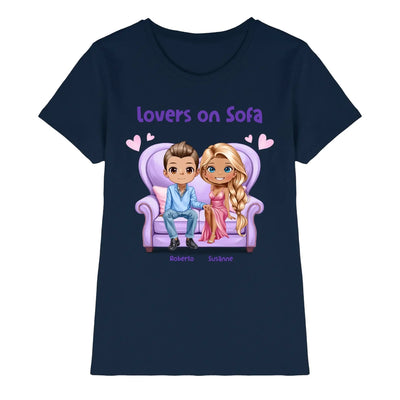 Navyblaues kurzarmshirt mit cartoon zweier liebender auf lila sofa und text lovers on sofa plus namen personalisiert
