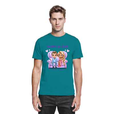 Petrolfarben baumwoll t-shirt mit cartoon von zwei personen auf lila sofa und text lovers on sofa aus der statement-collection