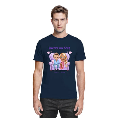 Marine blaue baumwolltshirt mit cartoonmotiv zwei liebende auf lila sofa und text lovers on sofa aus statement-collection