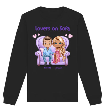 Schwarzes langarmshirt mit cartoonmotiv zwei liebende auf lila sofa und text lovers on sofa aus statement-collection
