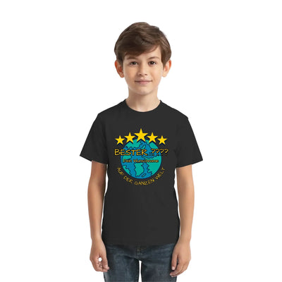Schwarzes kurzarmshirt mit farbigem erdgraphik und fünf gelben sternen plus deutscher text personalisiert