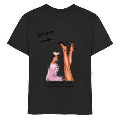Schwarzes baumwollshirt mit grafik von bein in high heels und cocktail mit pinkem federboa und spruch life is so schön für mädchenparty