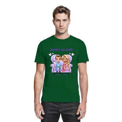 Dunkelgrünes baumwollshirt mit cartoonmotiv zwei liebende auf lila sofa und text lovers on sofa aus statement-collection