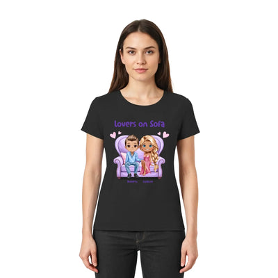 Schwarzes kurzarmshirt mit cartoonillustration von zwei verliebten auf lila sofa und text lovers on sofa