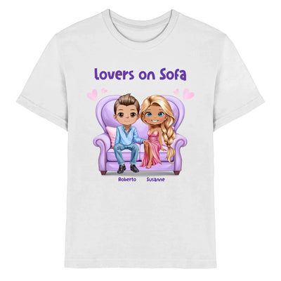 Weißes baumwollshirt mit cartoonillustration zweier liebender auf lila sofa namens roberto und susanne aus statement-collection