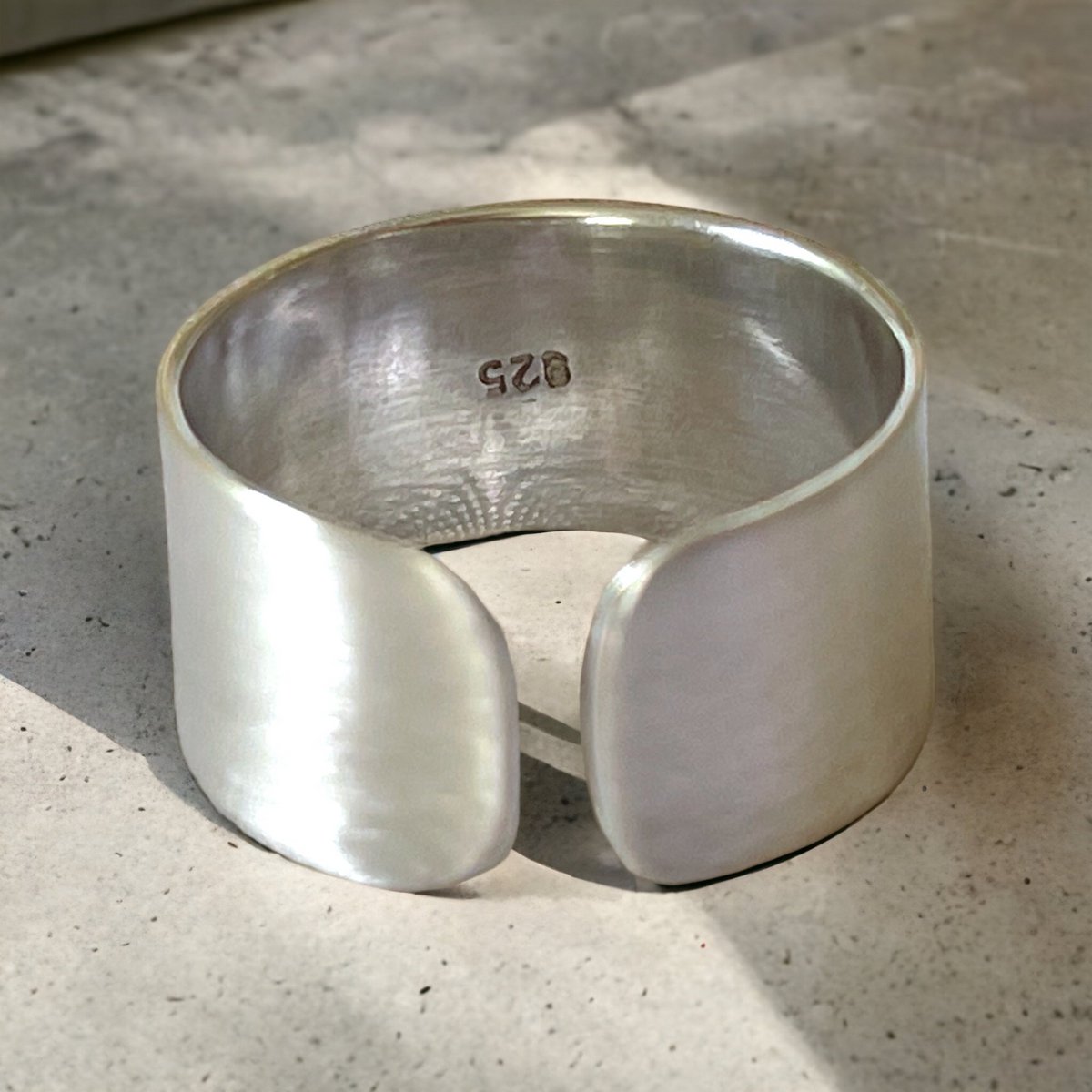 925 Sterling Silber Minimalistischer Größenverstellbarer Ring - Handgebürstete Oberfläche" - RG925-30