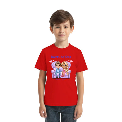 Rotes kurzarmshirt mit cartoon von zwei figuren auf sofa und text lovers on zora aus der statement-collection