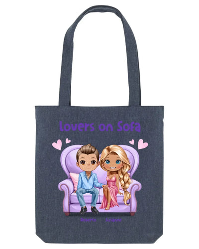 Dunkelgraue canvas-tasche mit cartoon-illustration eines paares auf lila sofa und text lovers on sofa