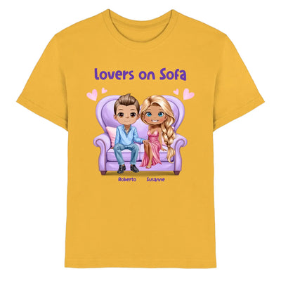 Gelbes t shirt mit cartoon motiv von zwei liebenden auf lila sofa lovers on sofa und namen darunter personalisierte figuren
