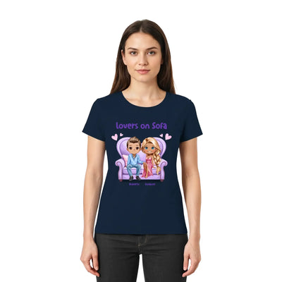 Marine blaue kurzarmshirt mit cartoon zweier liebhaber auf lila sofa und text lovers on sofa aus personalisierter statement kollektion