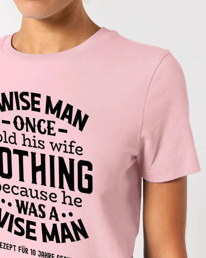 A wise man & his wife • Mann • Frau • Ehe • Ladies Premium T-Shirt XS-2XL aus Bio-Baumwolle für Damen • Exklusivdesign • personalisiert