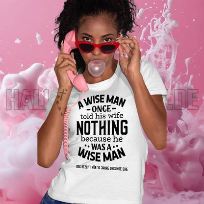 A wise man & his wife • Mann • Frau • Ehe • Ladies Premium T-Shirt XS-2XL aus Bio-Baumwolle für Damen • Exklusivdesign • personalisiert