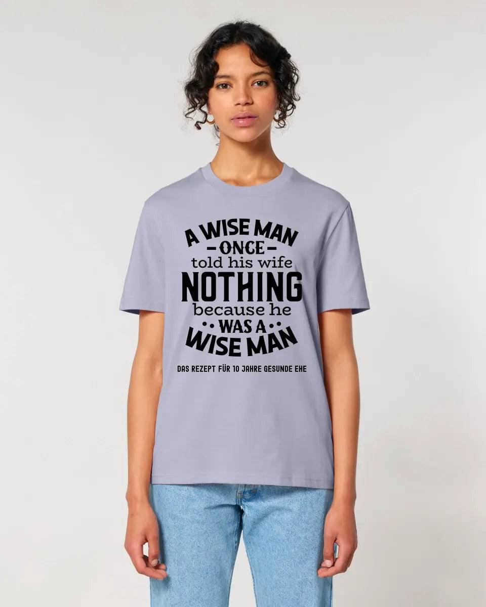 A wise man & his wife • Mann • Frau • Ehe • Unisex Premium T-Shirt XS-5XL aus Bio-Baumwolle für Damen & Herren • Exklusivdesign • personalisiert