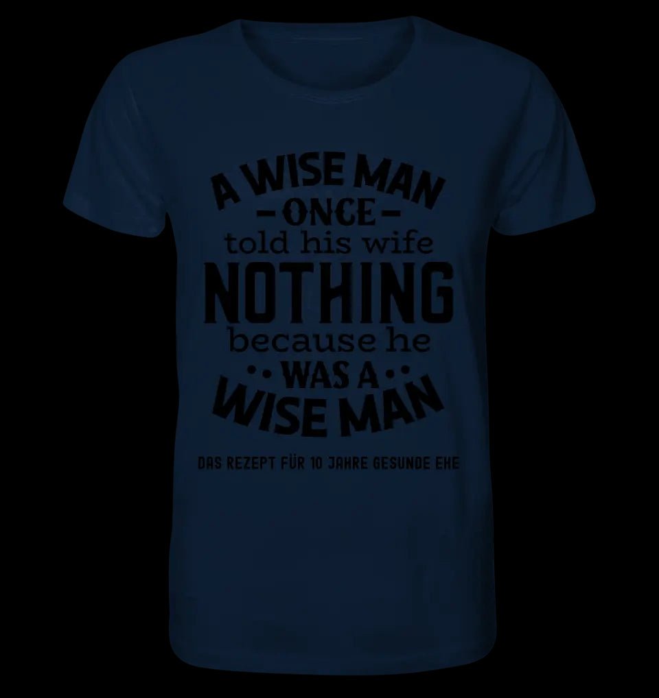 A wise man & his wife • Mann • Frau • Ehe • Unisex Premium T-Shirt XS-5XL aus Bio-Baumwolle für Damen & Herren • Exklusivdesign • personalisiert