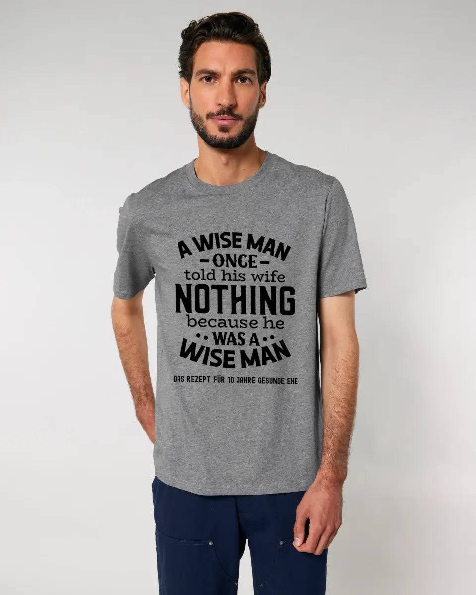 A wise man & his wife • Mann • Frau • Ehe • Unisex Premium T-Shirt XS-5XL aus Bio-Baumwolle für Damen & Herren • Exklusivdesign • personalisiert