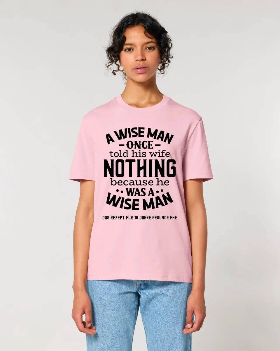 A wise man & his wife • Mann • Frau • Ehe • Unisex Premium T-Shirt XS-5XL aus Bio-Baumwolle für Damen & Herren • Exklusivdesign • personalisiert