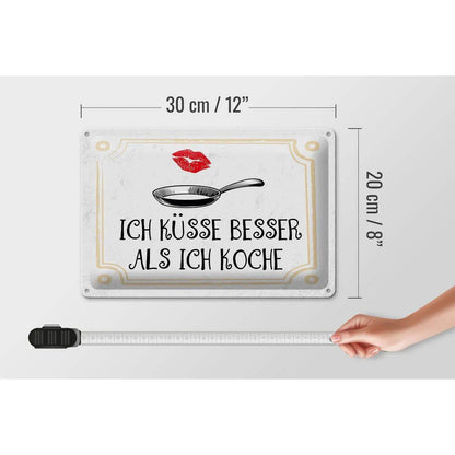 Blechschild Spruch Ich küsse besser als ich koche 30x20cm