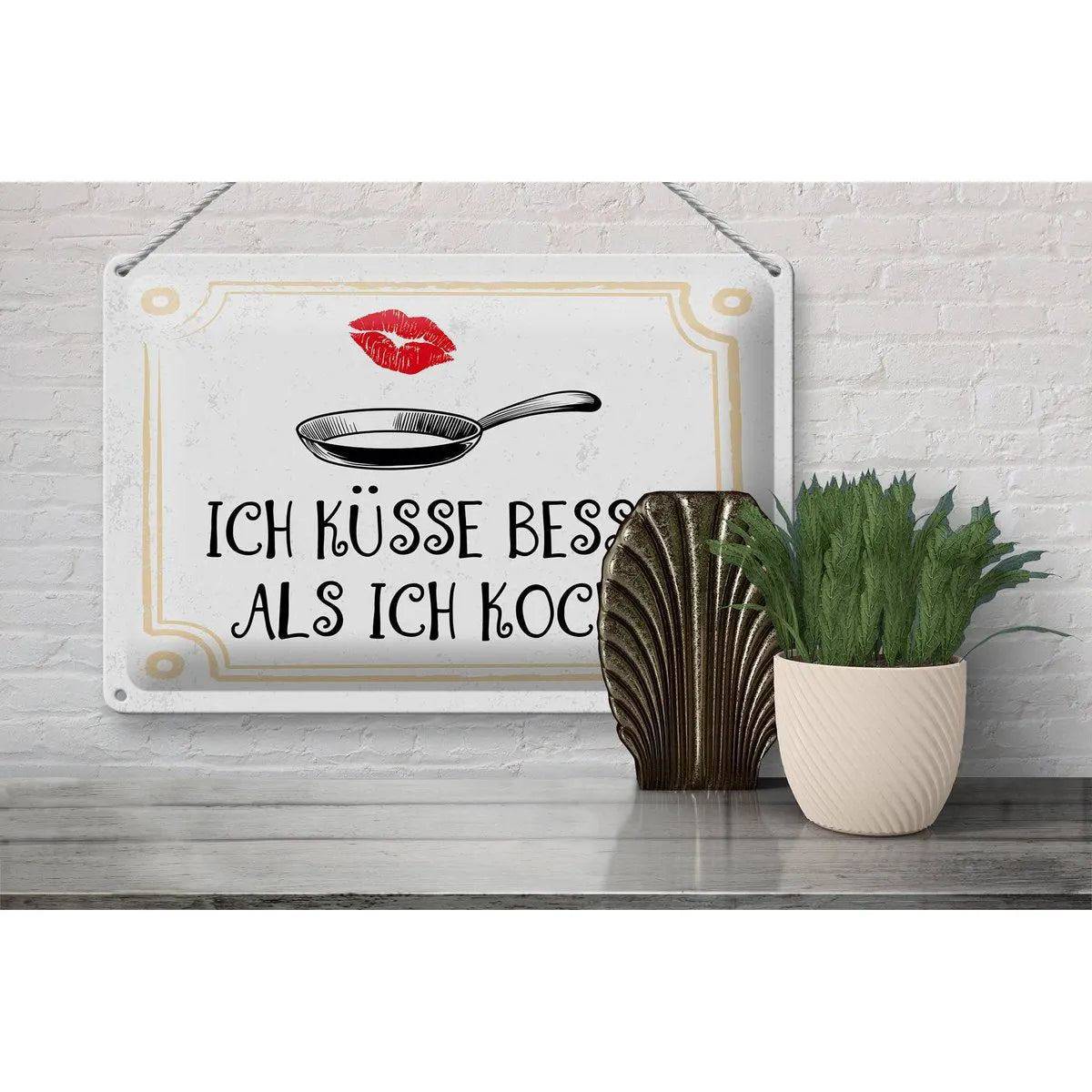 Blechschild Spruch Ich küsse besser als ich koche 30x20cm