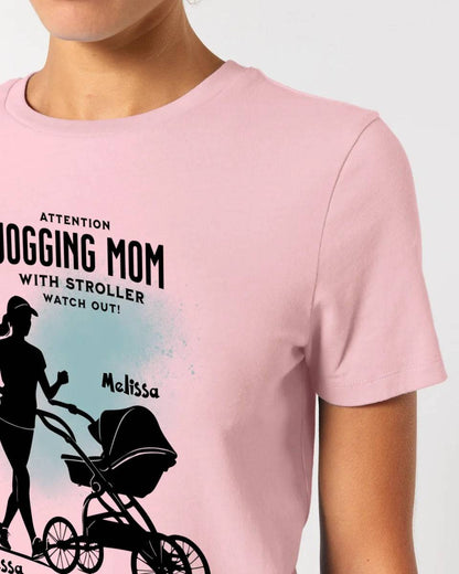 Jogging Mom mit Kinderwagen • Mama + Text • Wunschnamen • Ladies Premium T-Shirt XS-2XL aus Bio-Baumwolle für Damen • Exklusivdesign • personalisiert