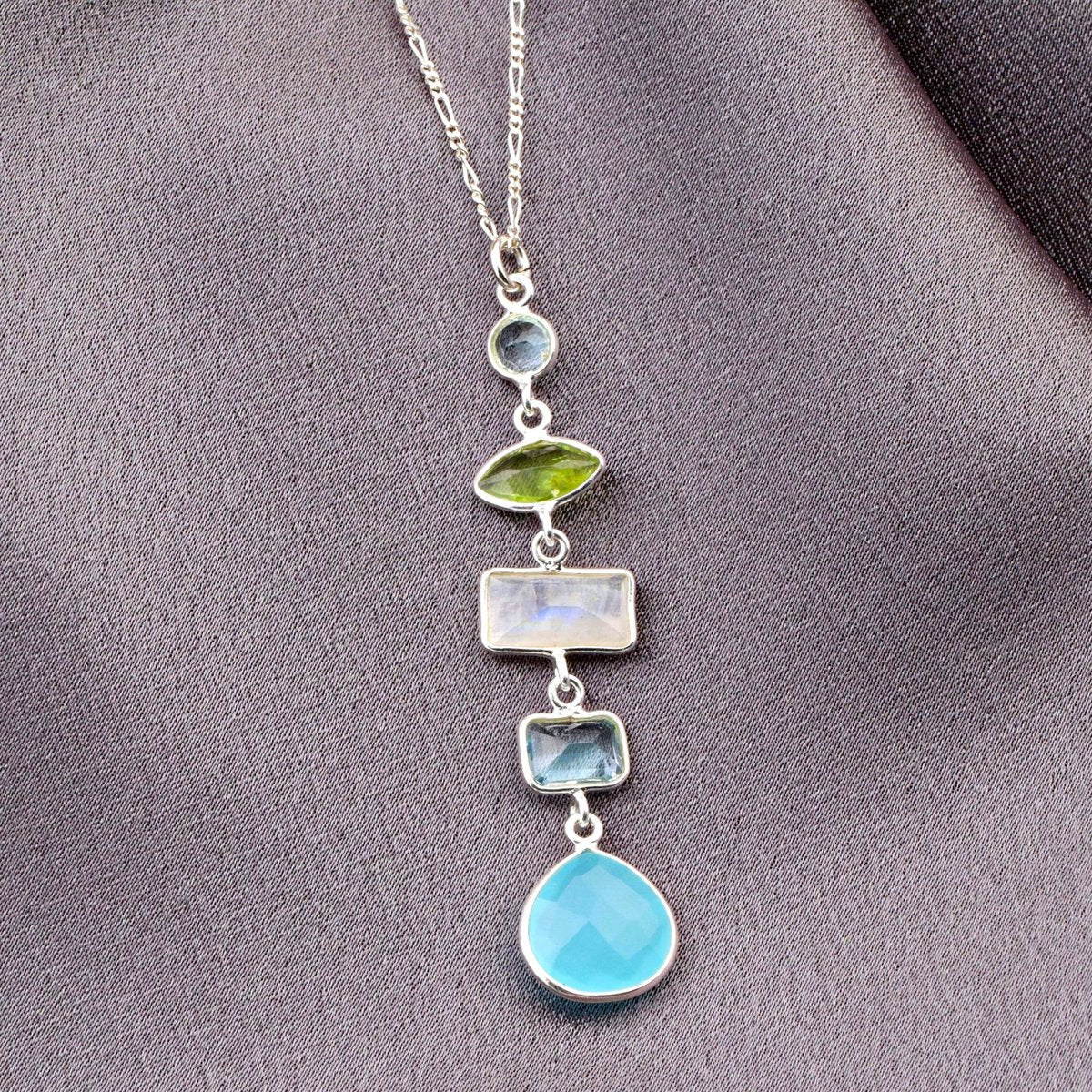 Multi Edelstein Anhänger - 925 Sterling Silber Halskette mit Aquamarin, Chalcedon, Peridot, Mondstein und Bergkristall - K925-26