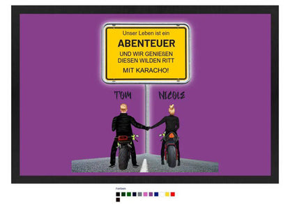 Ortsschild-Designer mit Motorrad-Couple • Fußmatte mit Gummirand 60x40 cm in 12 Farben