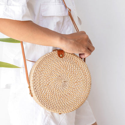 Runde Rattantasche Beige handgemachte Umhängetasche mit Kunstlederriemen Umhängetasche Boho Bali Tasche SENJA natur