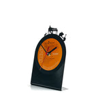 Schallplattentischuhr Dolce Vita schwarzer Vinyluhr mit orangefarbenem Victor Label auf modernem Ständer