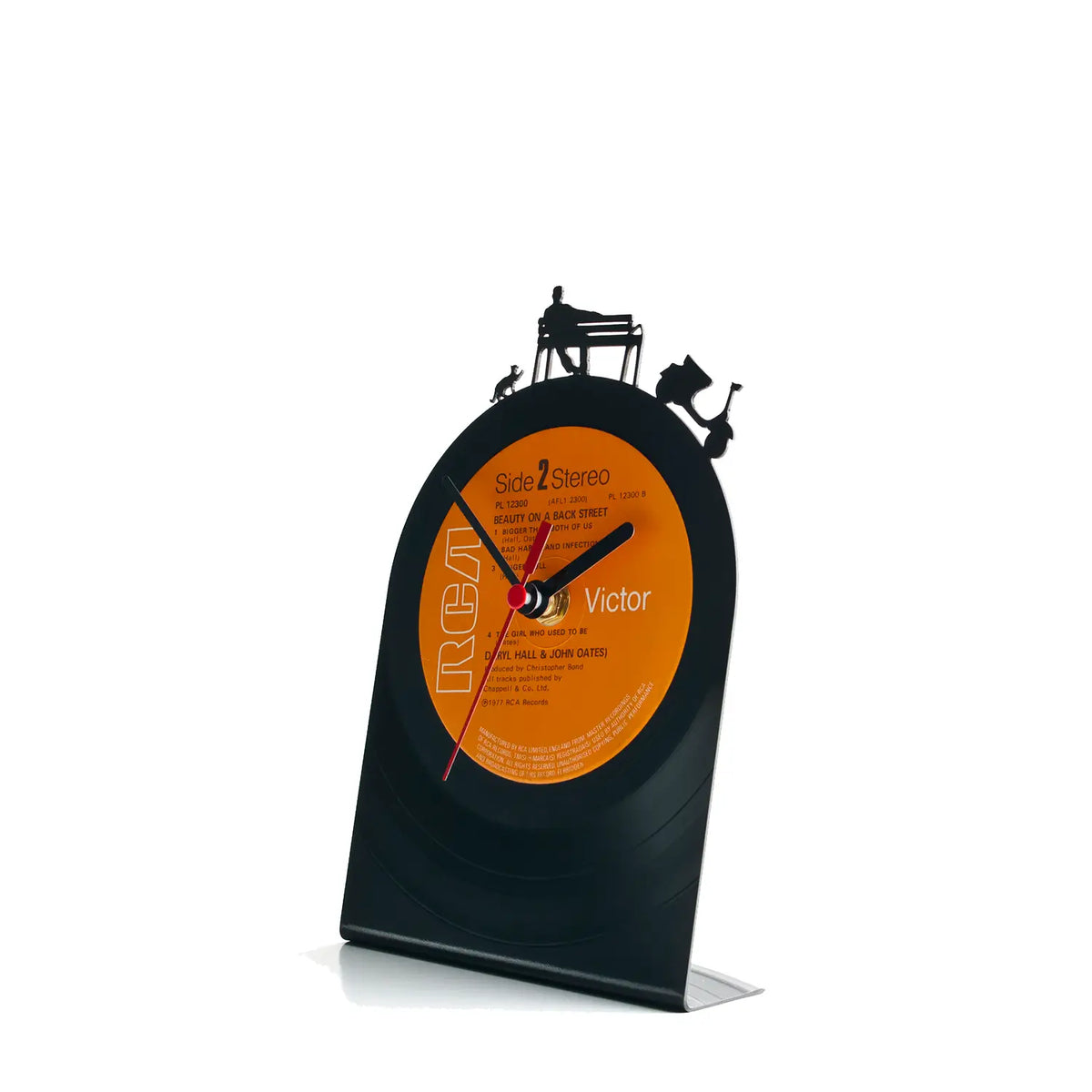 Schallplattentischuhr Dolce Vita schwarzer Vinyluhr mit orangefarbenem Victor Label auf modernem Ständer