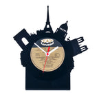 Schallplattentischuhr paris aus schwarzer vinyl mit vintage karussell label und pariser landmarken-silhouetten