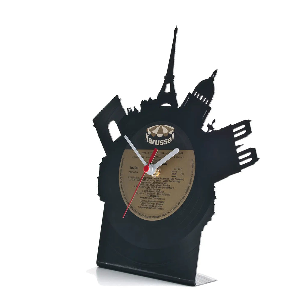 Black vinyl schallplattentischuhr mit pariser skyline siluette und goldfarbigem zifferblatt