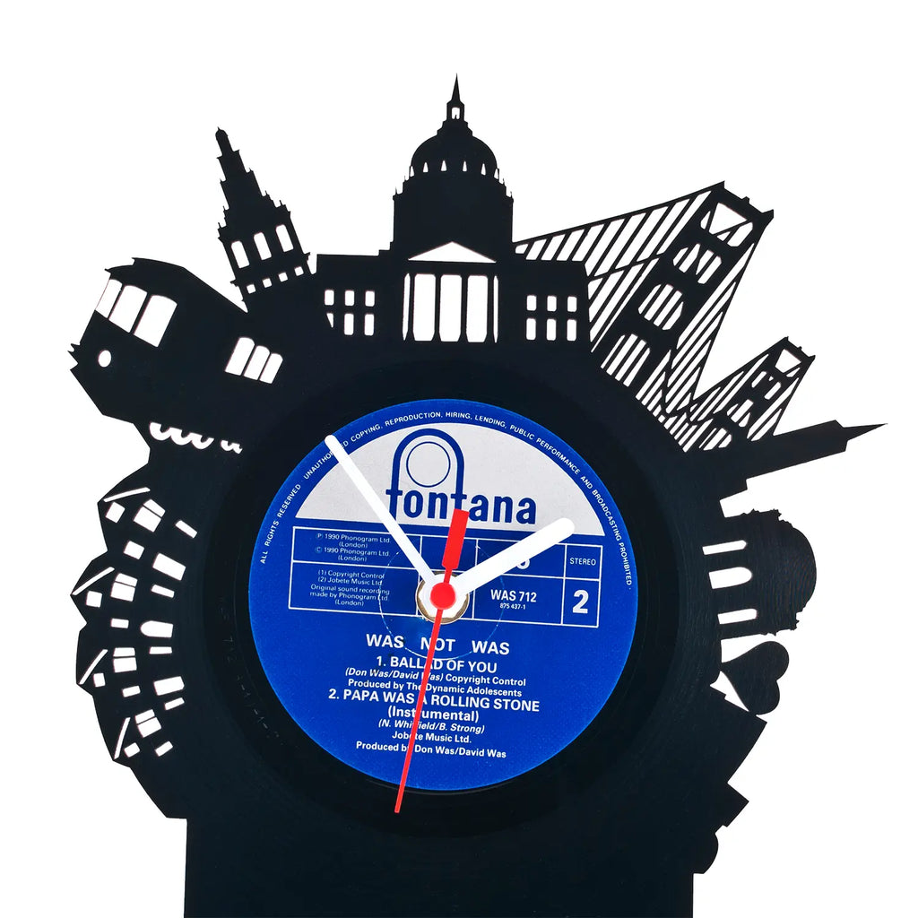 Schwarze vinyl record wanduhr mit san francisco skyline silhouette und blauem zifferblatt mit weißem text
