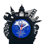 Schwarze vinyl record wanduhr mit san francisco skyline silhouette und blauem zifferblatt mit weißem text