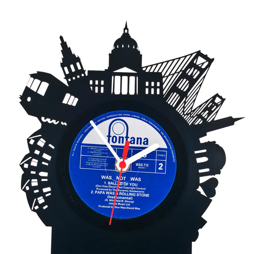 Schwarze vinyl record wanduhr mit san francisco skyline silhouette und blauem zifferblatt mit weißem text
