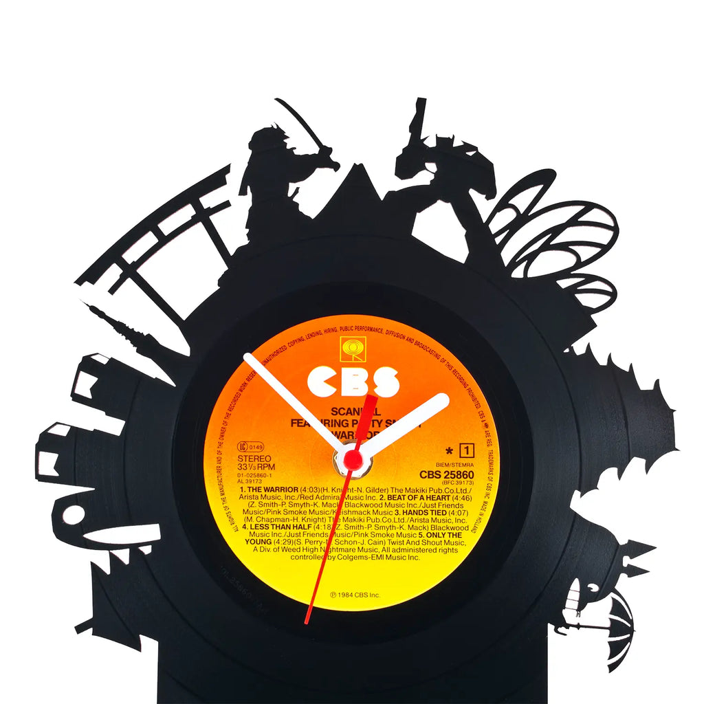 Schallplattentischuhr tokio aus schwarzer vinyl mit orangegelbem label und schatten von musikern plus schmetterling