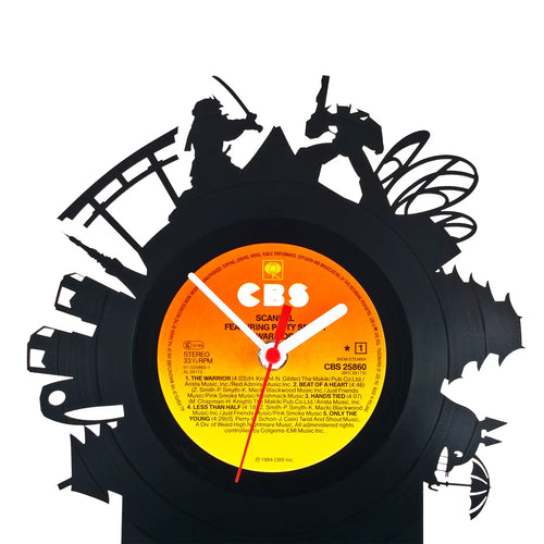 Schallplattentischuhr tokio aus schwarzer vinyl mit orangegelbem label und schatten von musikern plus schmetterling