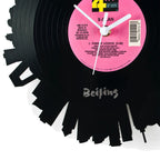 Schallplattenuhr peking mit pink schwarzer vinyluhr und weißem zentrum im x clan design