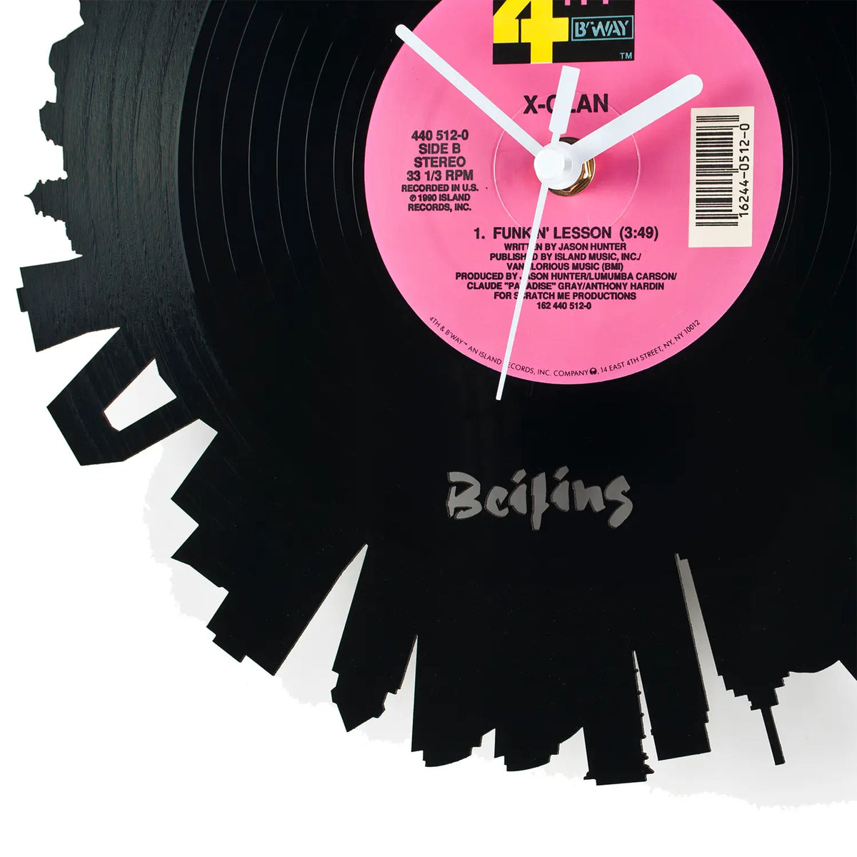 Schallplattenuhr peking mit pink schwarzer vinyluhr und weißem zentrum im x clan design