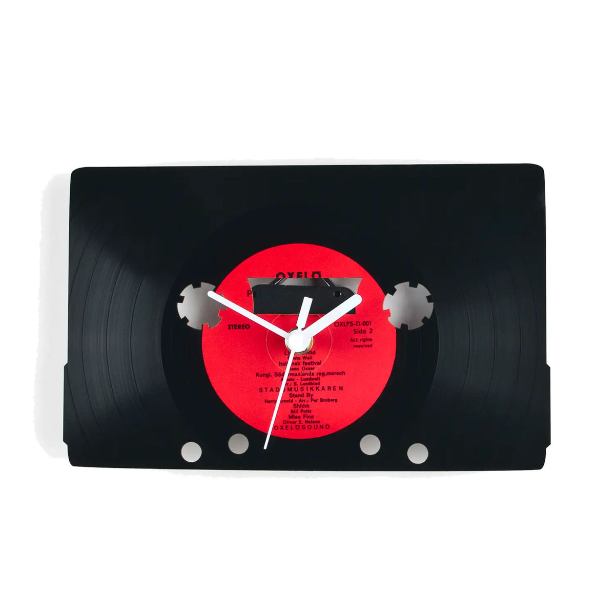 Schallplattenuhr kassette aus schwarzem vinyl mit rotem zentrum und silbernen zeigern als wanduhr