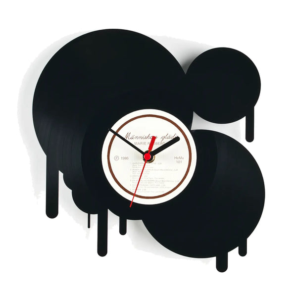 Schallplattenuhr tintenklekse in form von mickey mouse aus schwarzem vinyl mit weißem zentrum und roten zeigern