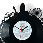 Schallplattenuhr los angeles schwarze vinyluhr mit weißem zifferblatt und silhouetten von stadtwahrzeichen und palmen