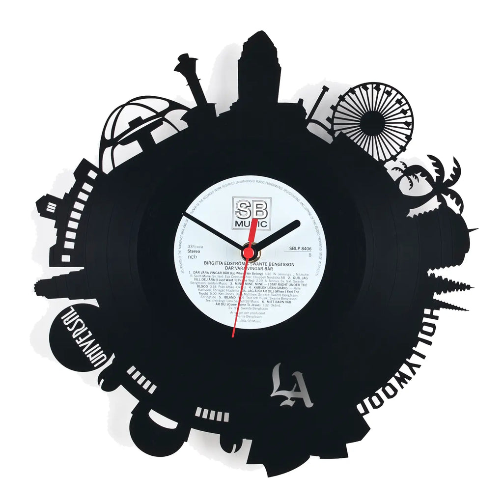 Schwarze vinyl wanduhr mit los angeles skyline aus schnitten und weißem zentrumsschriftzug