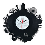 Schwarze vinyl wanduhr mit los angeles skyline aus schnitten und weißem zentrumsschriftzug